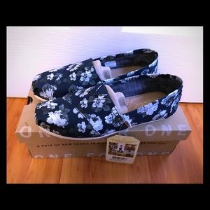 Toms classic navy gray floral shoes new